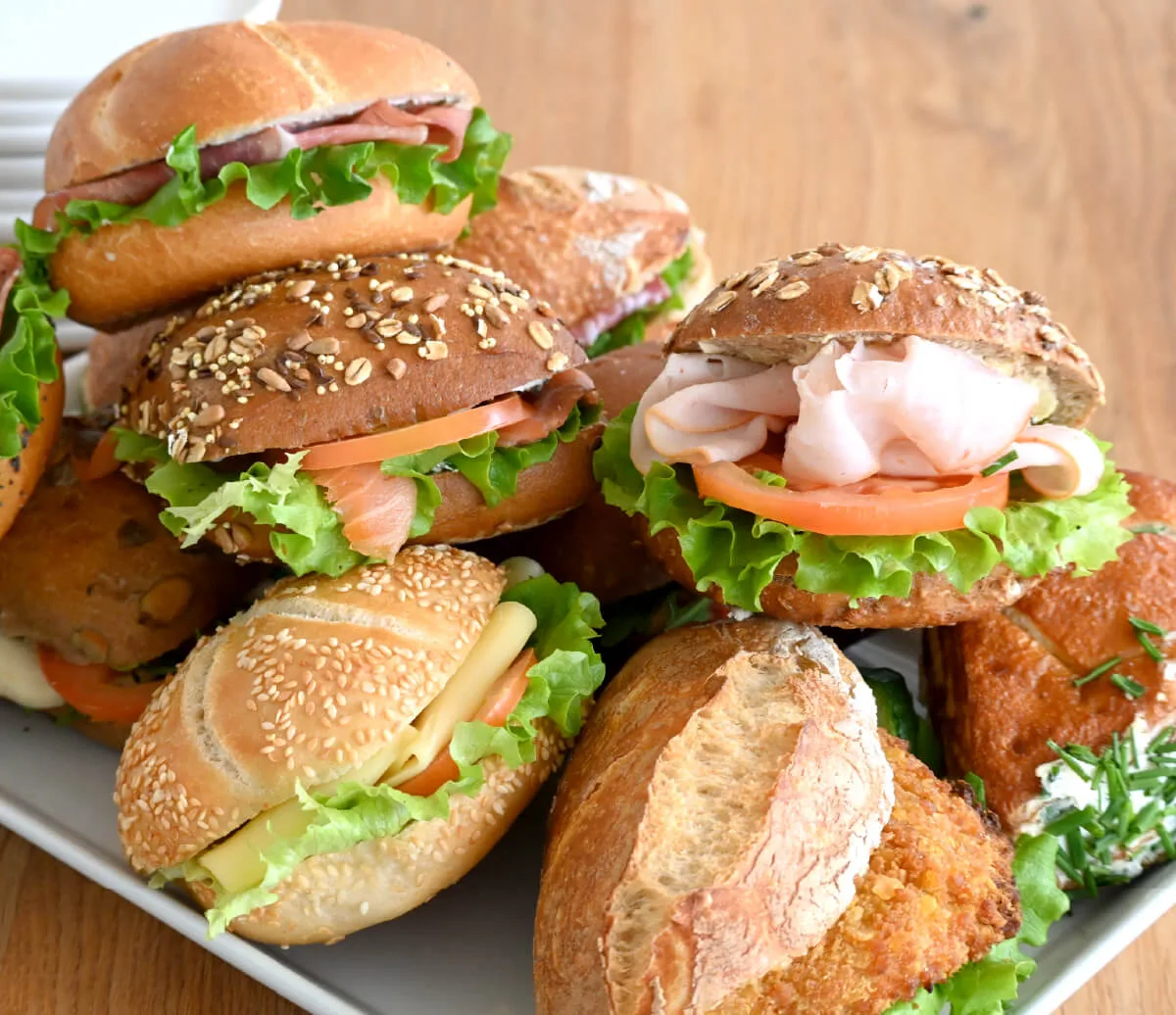 Platte mit belegten Broetchen aus der Huck-Backstube