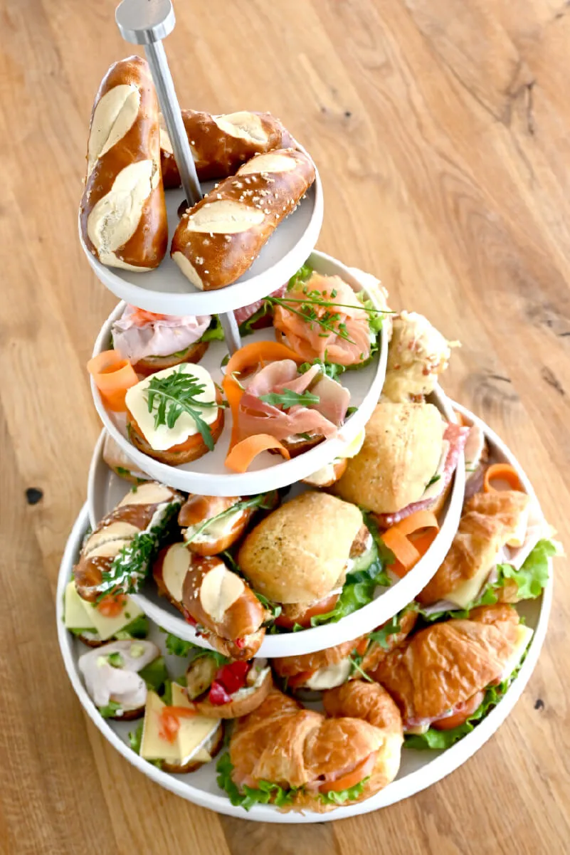 Etagere mit Laugenstangen, belegten Brötchen und Croissants der Bäckerei Huck